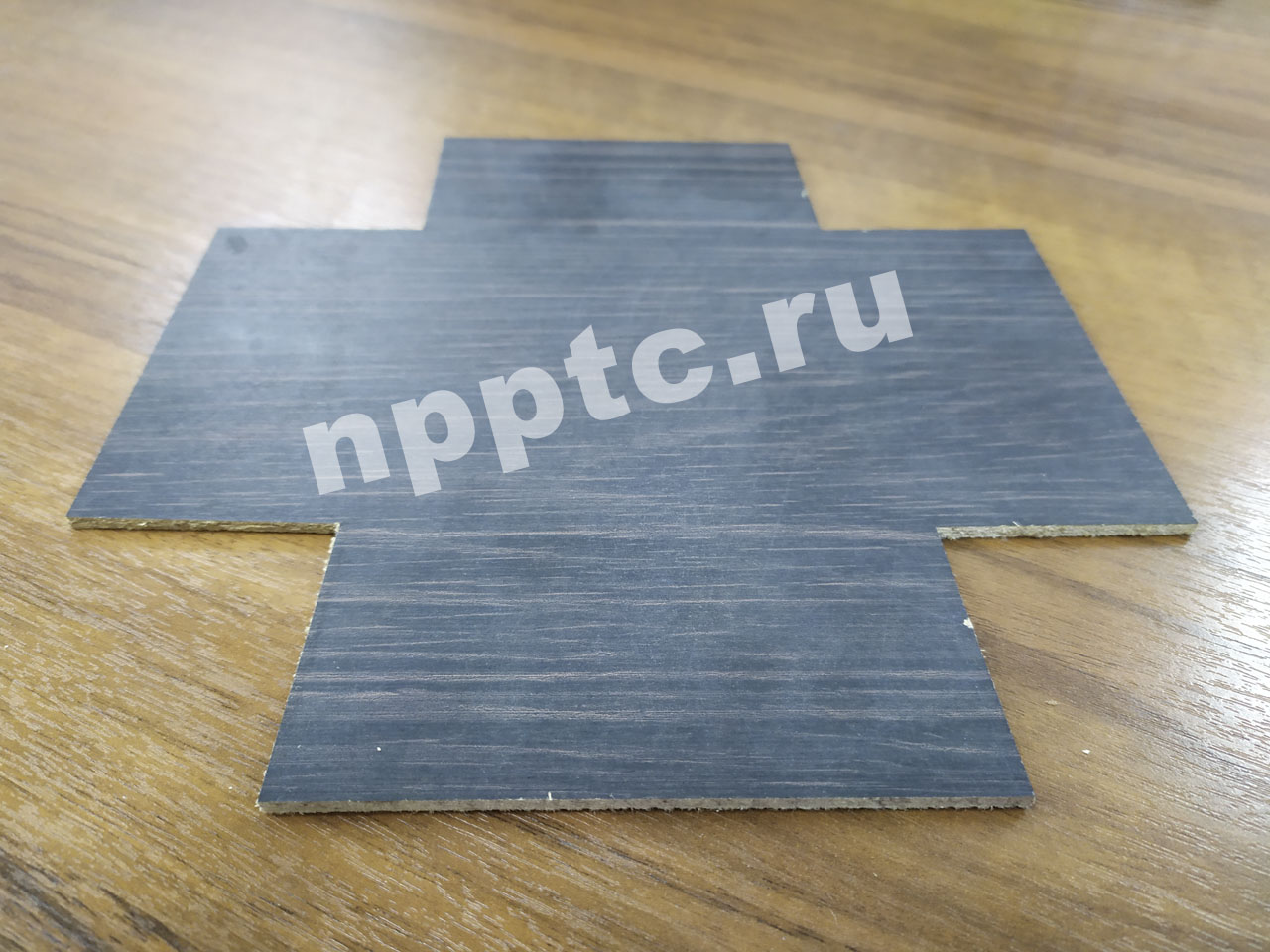 Резка ламината на угловырубном прессе НУ100/1,5