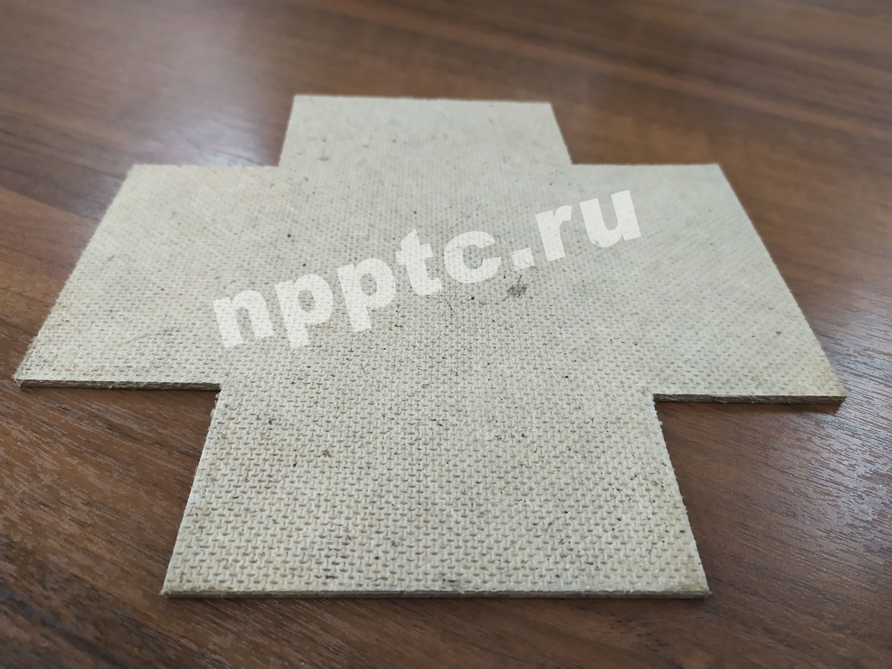 Резка ламината на угловырубном прессе НУ100/1,5