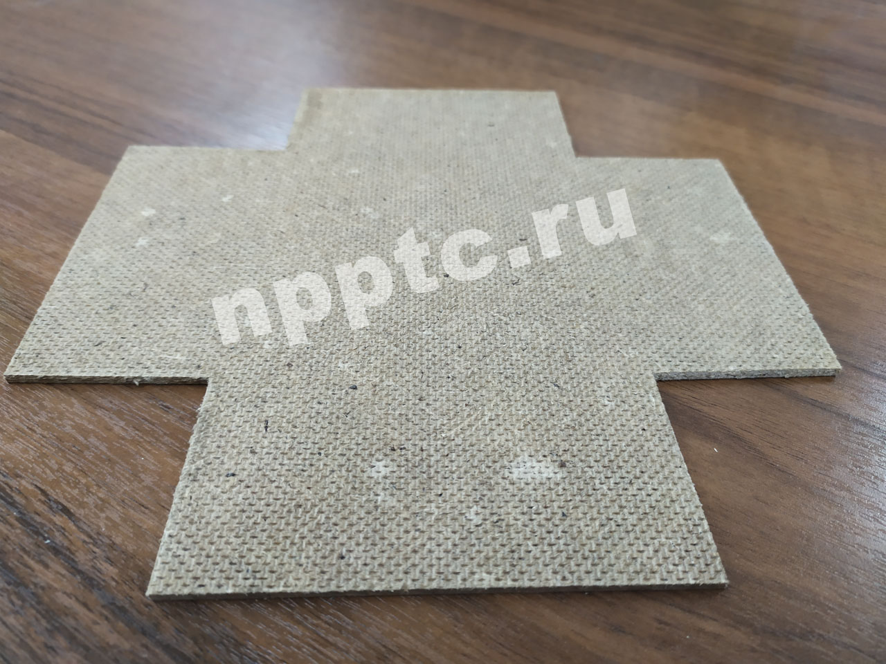 Резка ламината на угловырубном прессе НУ100/1,5