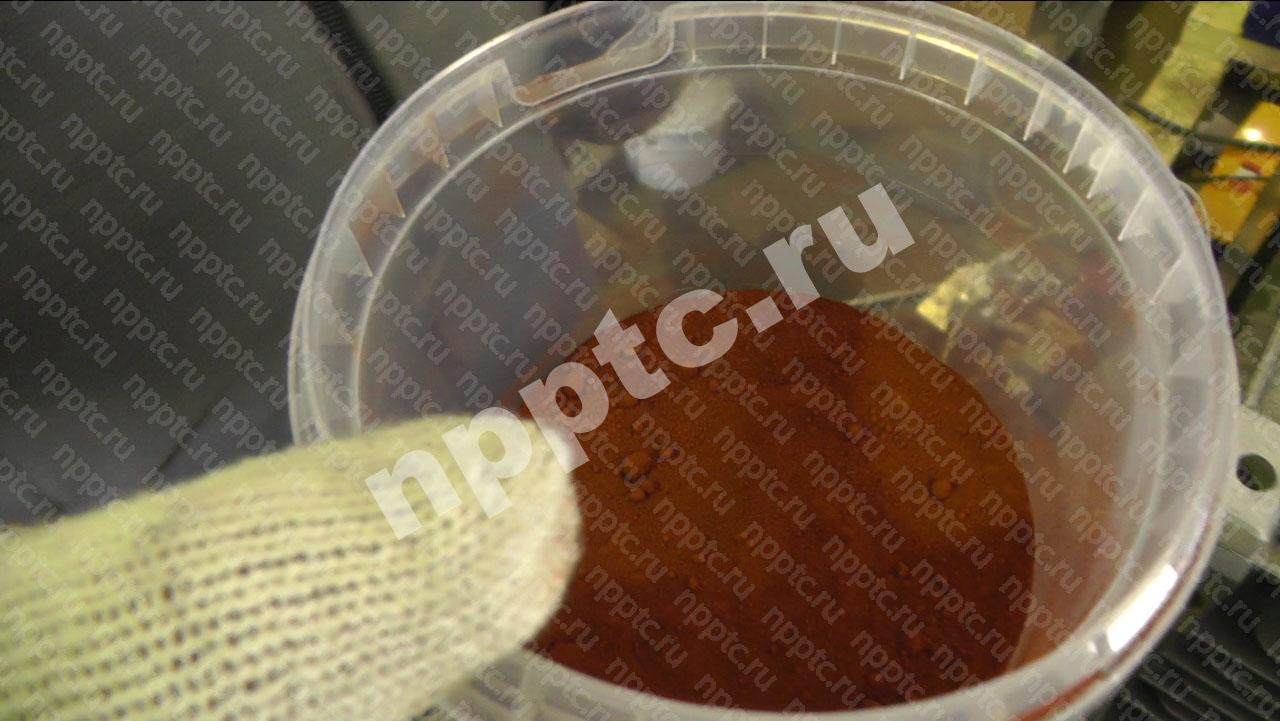 Эксперимент по смешиванию эпоксидной смолы, пигмента и аэросила 